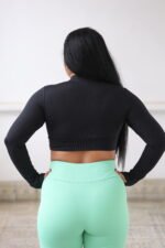 Cropped manga longa fechado Preto - Imagem 3