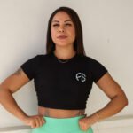 Cropped manga curta fechado Preto - Imagem 2