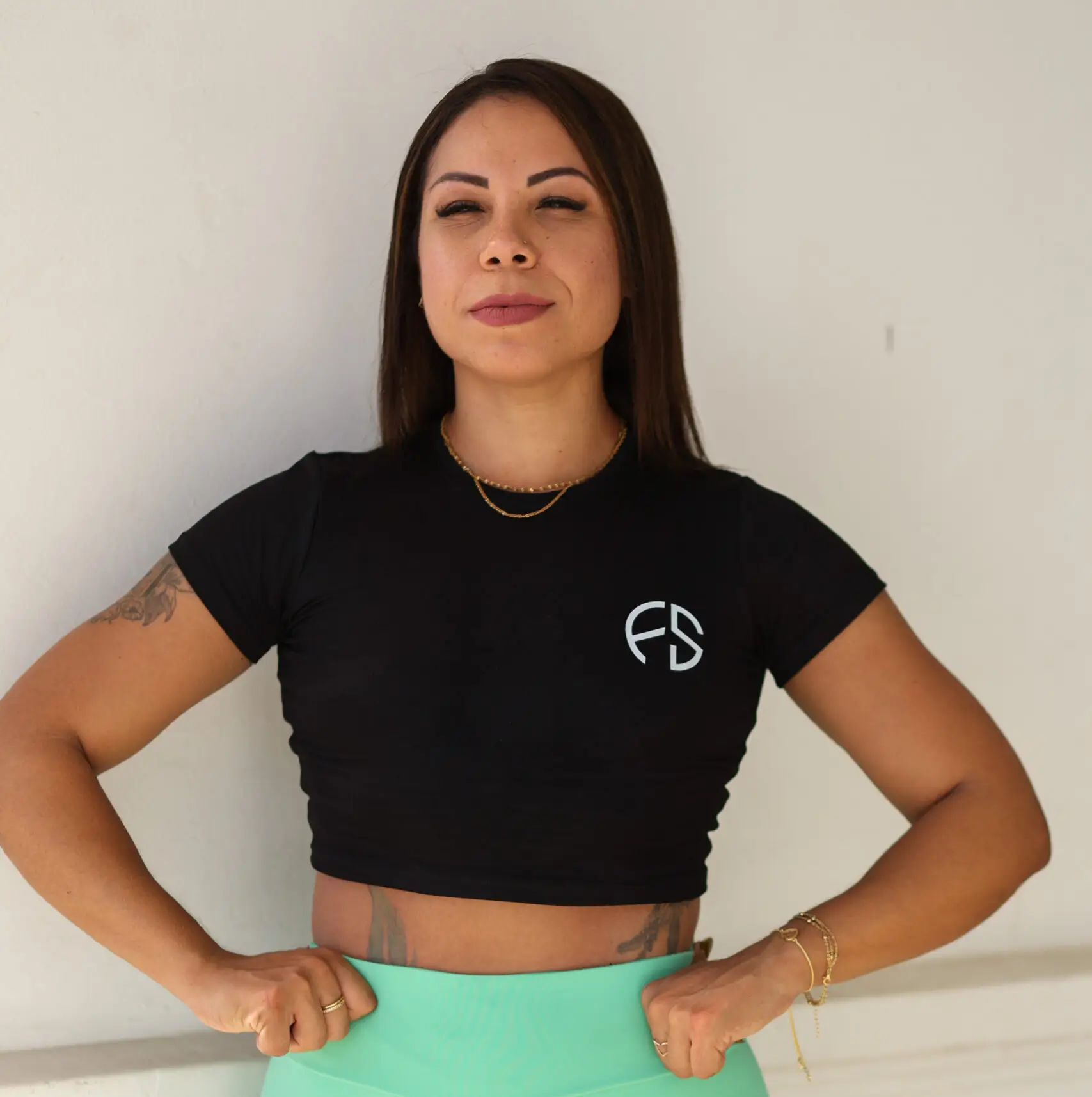 Cropped manga curta fechado Preto - Imagem 2