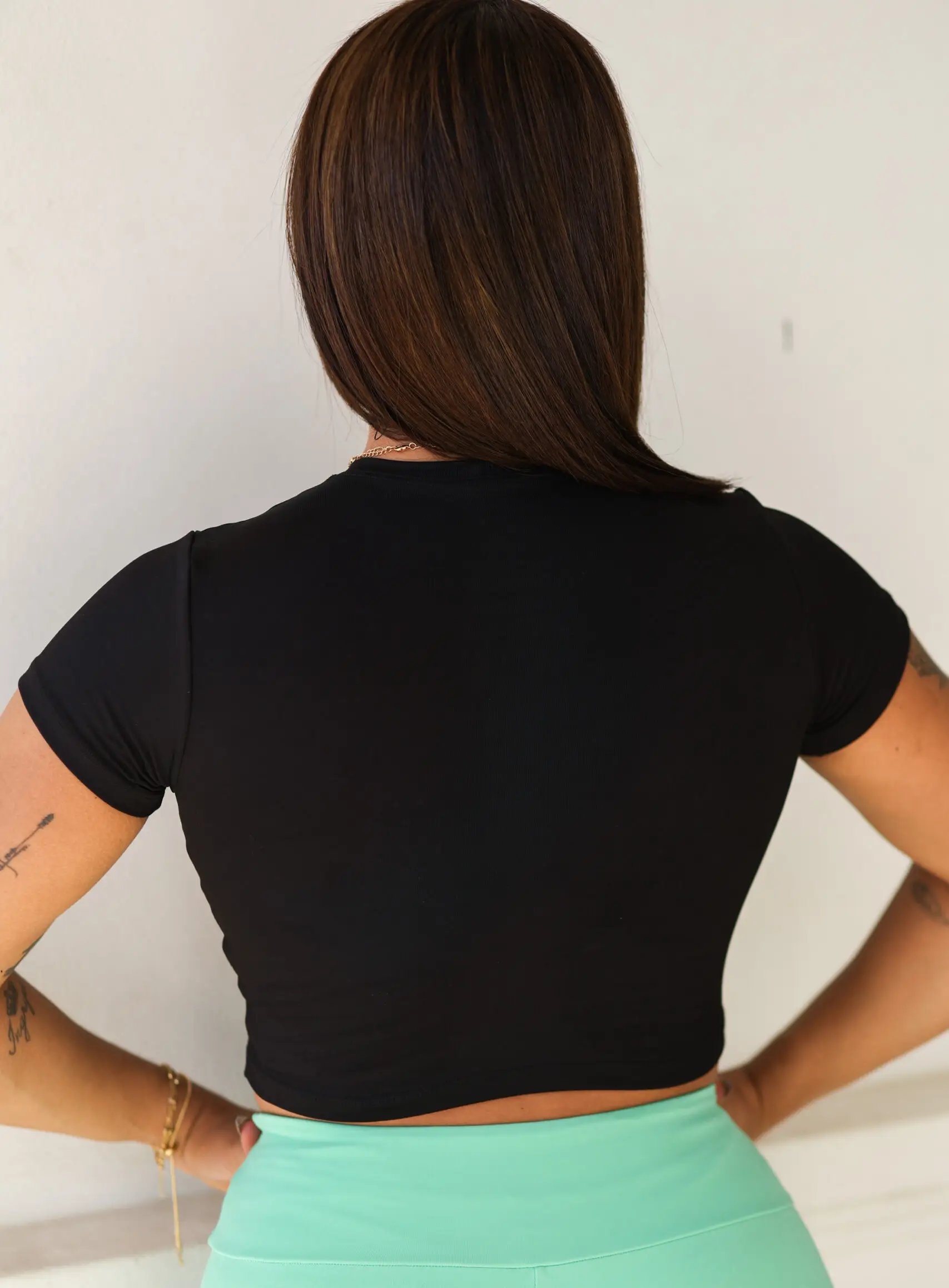 Cropped manga curta fechado Preto - Imagem 3